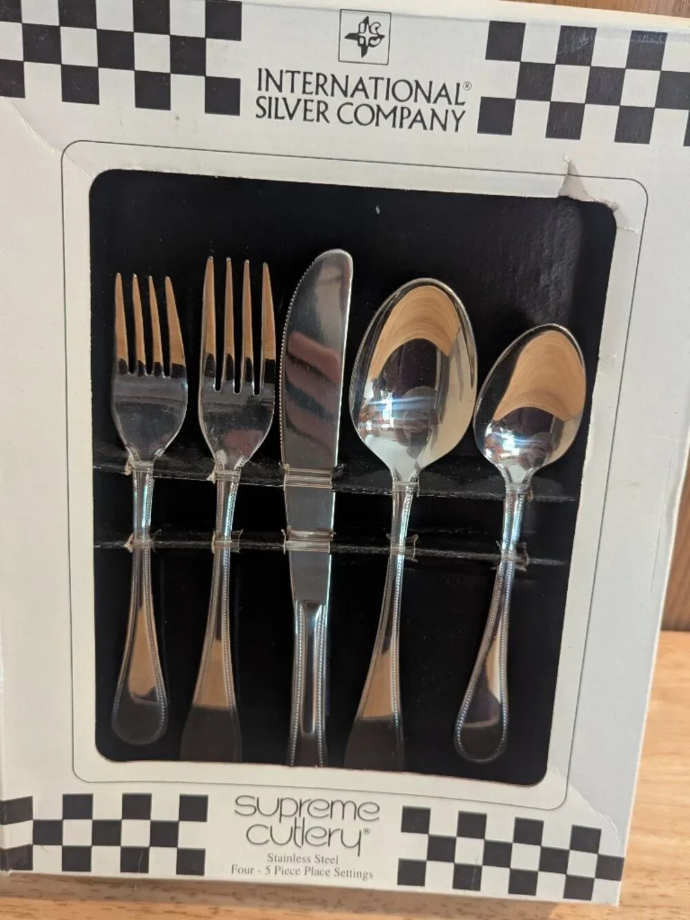 New 20 Piece International Silver Co Stainless Flatware Cutlery Set VTG Serves 4